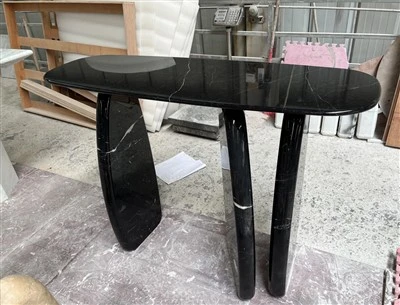 Tabiiy toshdan yasalgan konsol stoli Nero Marquina